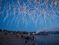 Завершился День молодёжи праздничным фейерверком.