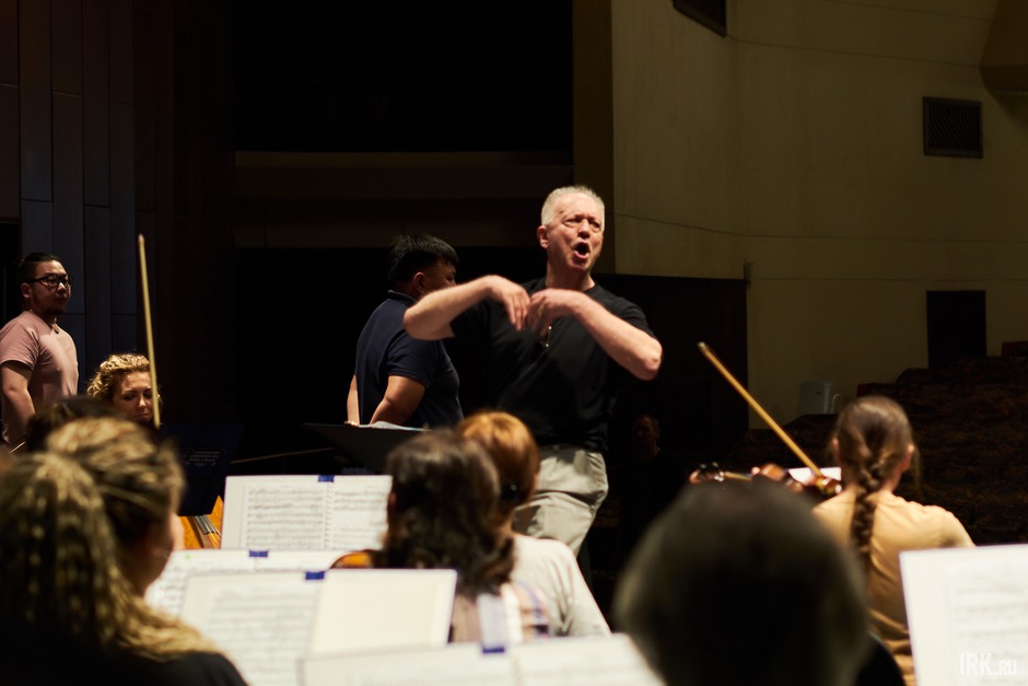 Руководит оркестром дирижёр Владимир Рылов.