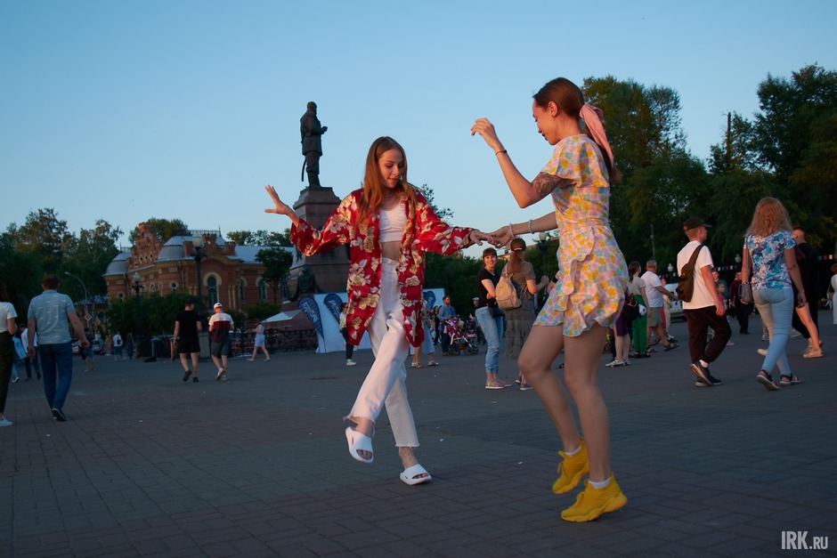 Девушки показали профессиональный танец под живую музыку от «Пиратов», чем привлекли внимание прохожих.