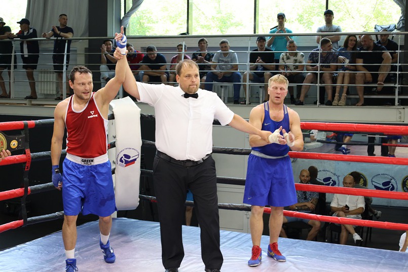 Денис Михайлов отметился двумя техническими нокаутами в первом турнире лиги