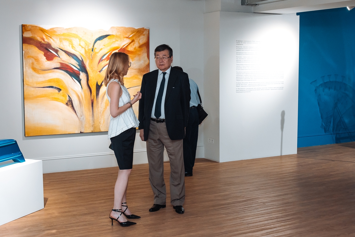Директор галереи Ольга Бронштейн и генеральный консул Монголии в Иркутске Жигмэд Энхжаргал.