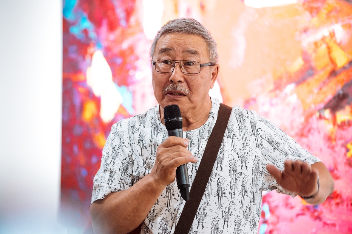 Художник из Бурятии Бальжинима Доржиев. На выставке представлено несколько его картин.