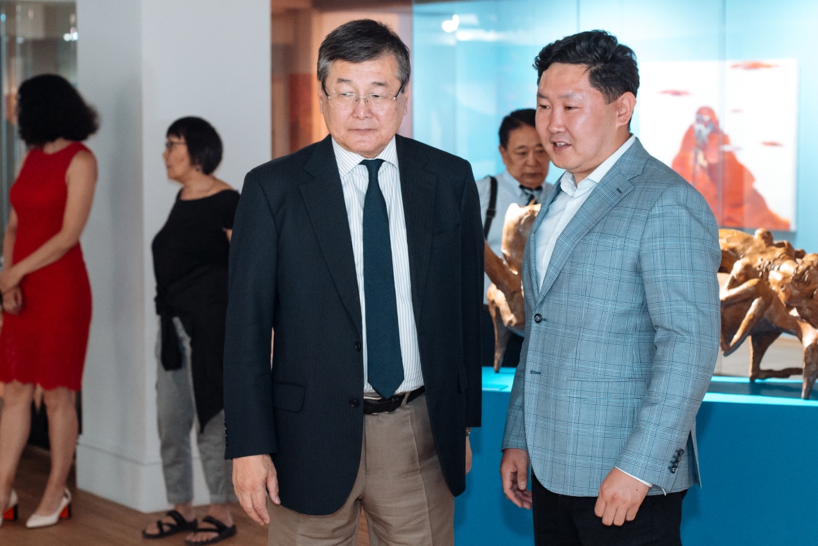 Скульптор и ювелир-оружейник Жигжит Баясхаланов (справа). На выставке представлено две его скульптуры.