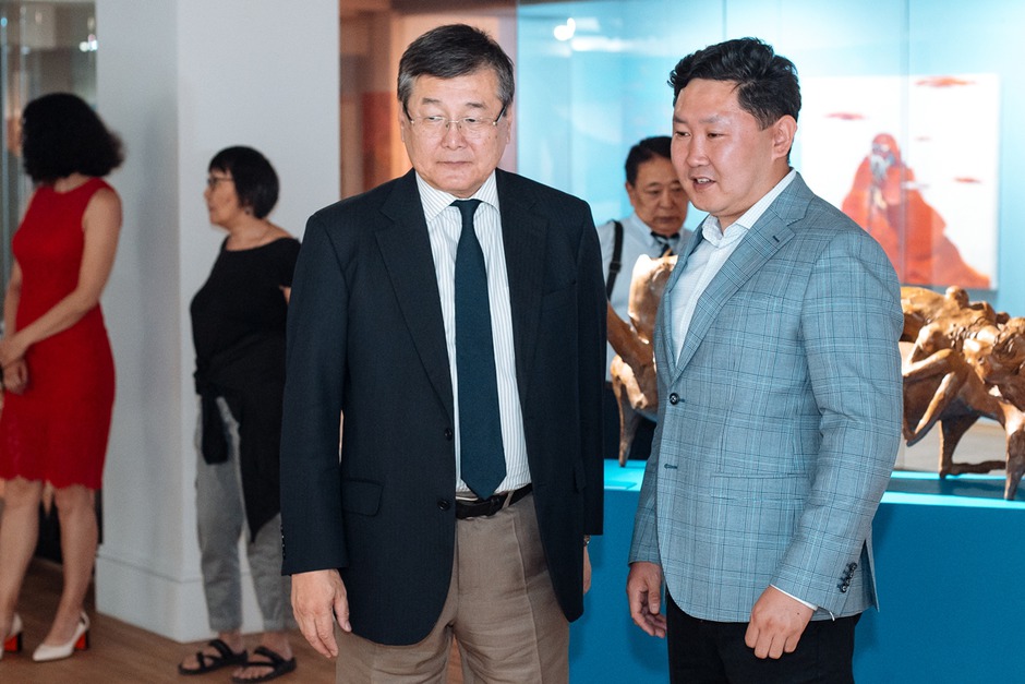 Скульптор и ювелир-оружейник Жигжит Баясхаланов (справа). На выставке представлено две его скульптуры.