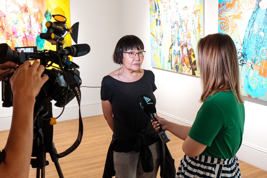 Художница из Бурятии Александра Дугарова, специально для выставки написавшая две работы.