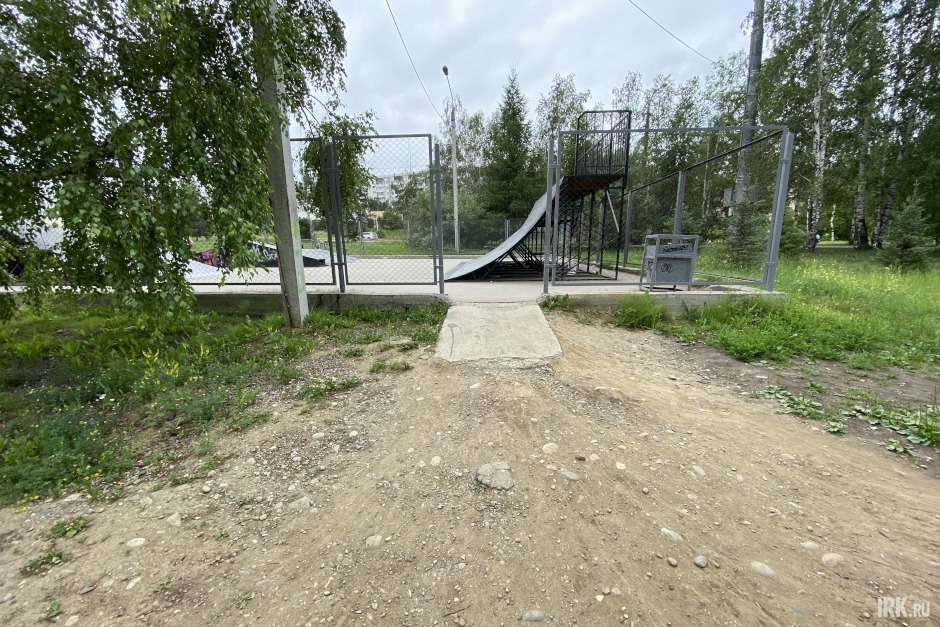 В парке есть большая скейт-площадка