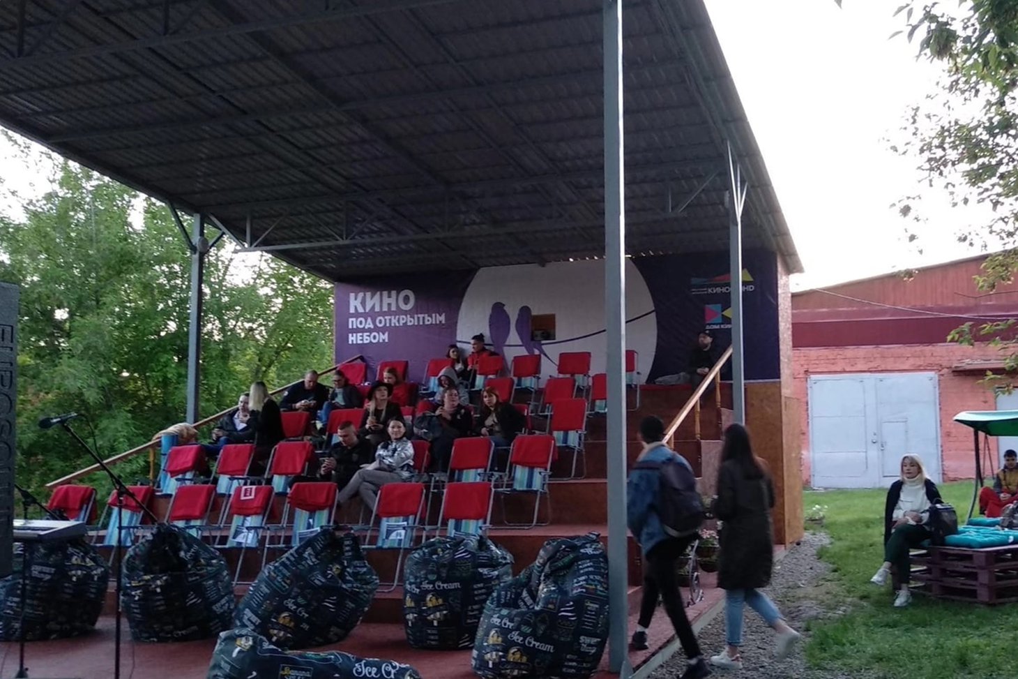 Кинотеатр под открытым небом. Фото с сайта vk.com/open_air_irk