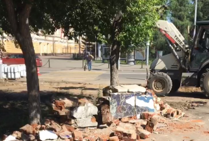 Процесс сноса панно. Скриншот из видео Марии Кузнецовой.