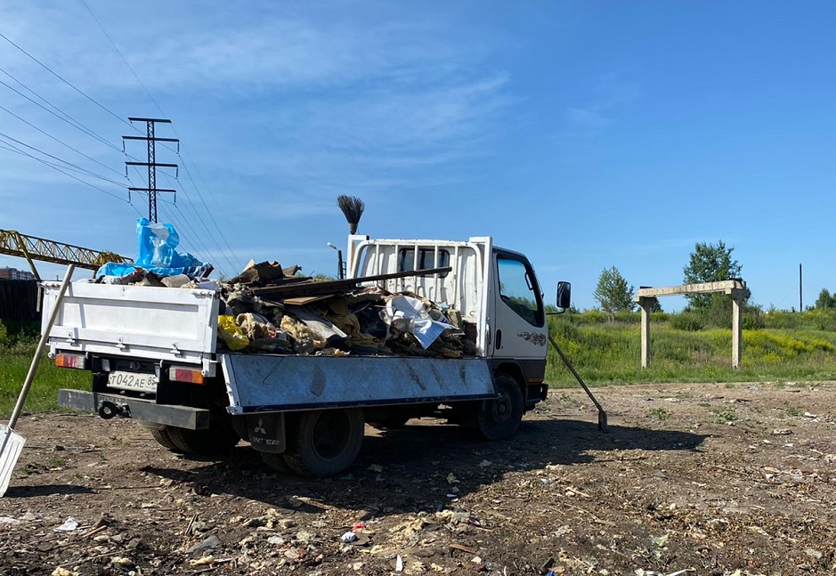 В Свердловском округе часто засоряют прибрежную зону