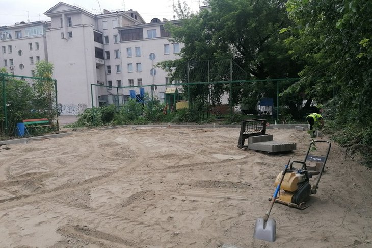 Строительство спортивной площадки. Фото пресс-службы администрации Иркутска