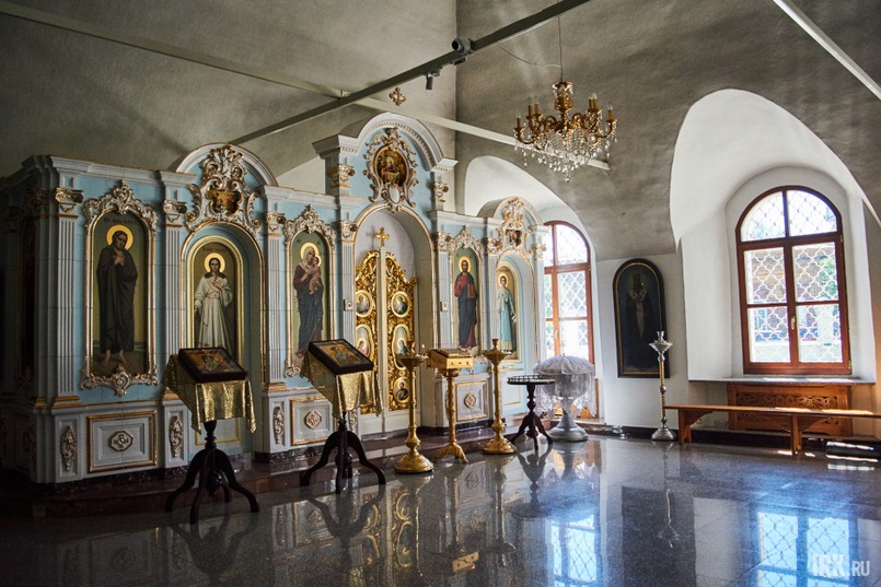 Храм украшают фарфоровые иконостасы, изготовленные  специально для этого храма в Санкт-Петербурге