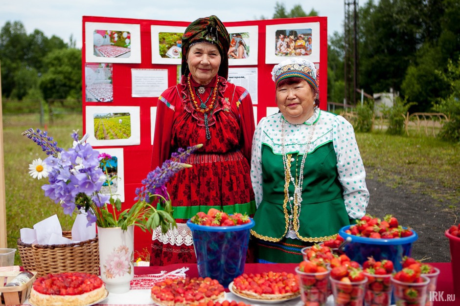 Продажа клубники на фестивале в Байкальске. Фото Анастасии Влади