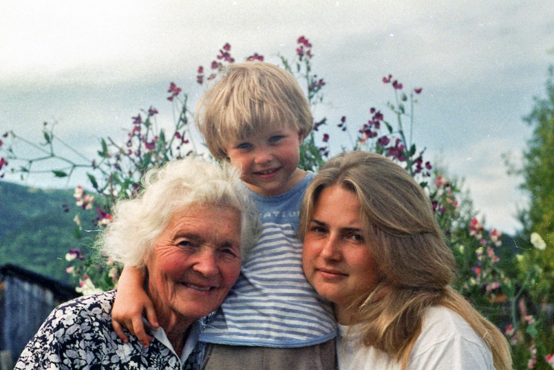 Ирма Юльевна с внучкой Ирмой и правнучкой Настей