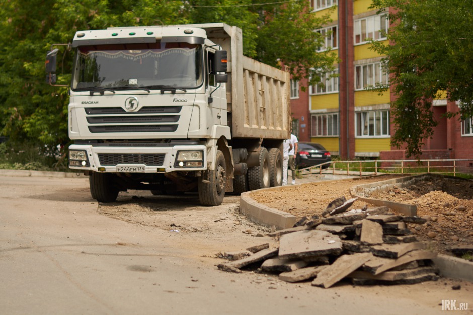 Возле дома № 2е по улице Академика Курчатова дорожники уже приступили к работам