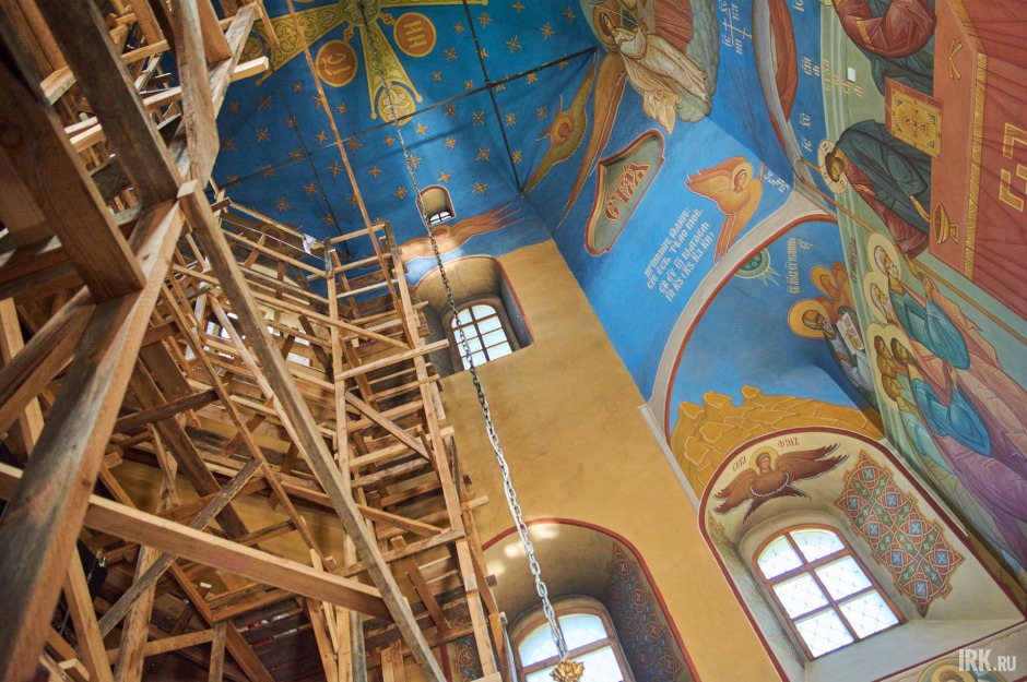 В Троицком храме идут работы по росписи стен