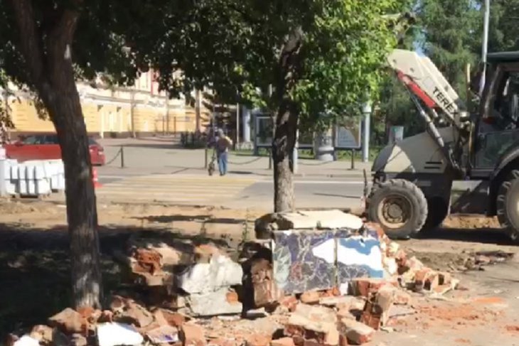 Процесс сноса панно. Скриншот из видео Марии Кузнецовой.