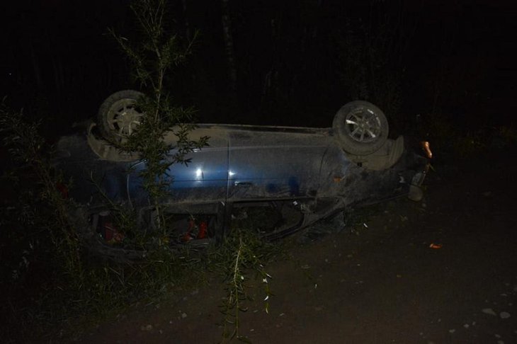 Автомобиль Toyota Corolla Spacio перевернулся. Фото пресс-службы ГУ МВД России по Иркутской области