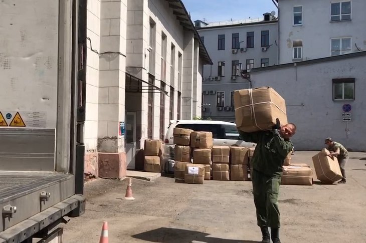 Гуманитарную помощь готовят к отправке в Донбасс. Скриншот с видео из телеграм-канала правительства Иркутской области