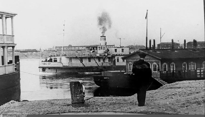 Возле речного вокзала на Цесовской набережной, 1958 год. Фото с сайта www.pastvu.com
