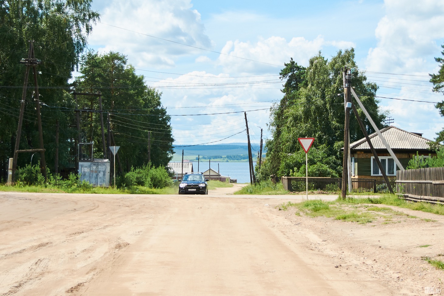 Усть-Уда располагается на берегу Братского водохранилища.
