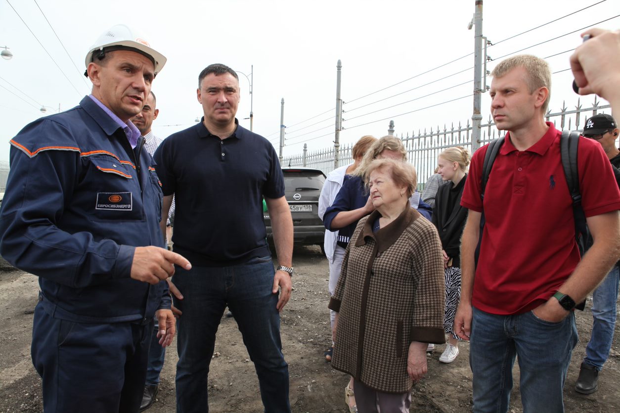 Директор ГЭС Вадим Чеверда, Руслан Болотов, Тамара Невгус и Игорь Мерзляков