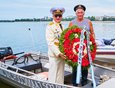 Традиционно провели церемонию спуска венка на воду Ангары в память о погибших моряках.