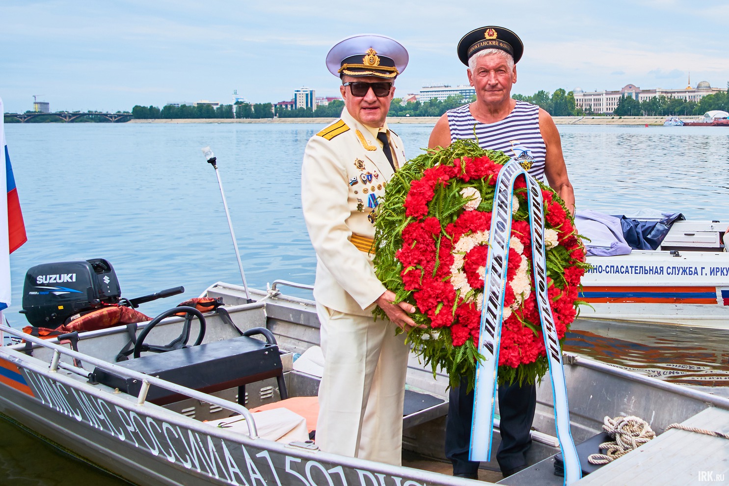 Традиционно провели церемонию спуска венка на воду Ангары в память о погибших моряках.