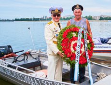 Традиционно провели церемонию спуска венка на воду Ангары в память о погибших моряках.