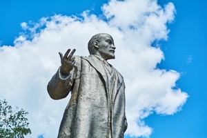 В центре посёлка сохранился памятник Владимиру Ленину.