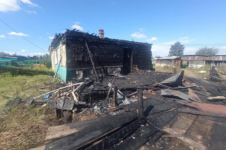 Сгоревший дом в селе Покосное. Фото пресс-службы СУ СК РФ по Иркутской области