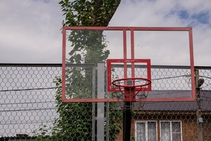 Для детей постарше и взрослых оборудовали площадку для баскетбола и волейбола