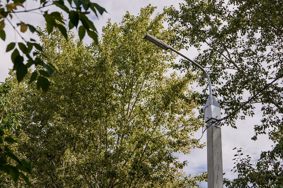 На участке установили опоры освещения