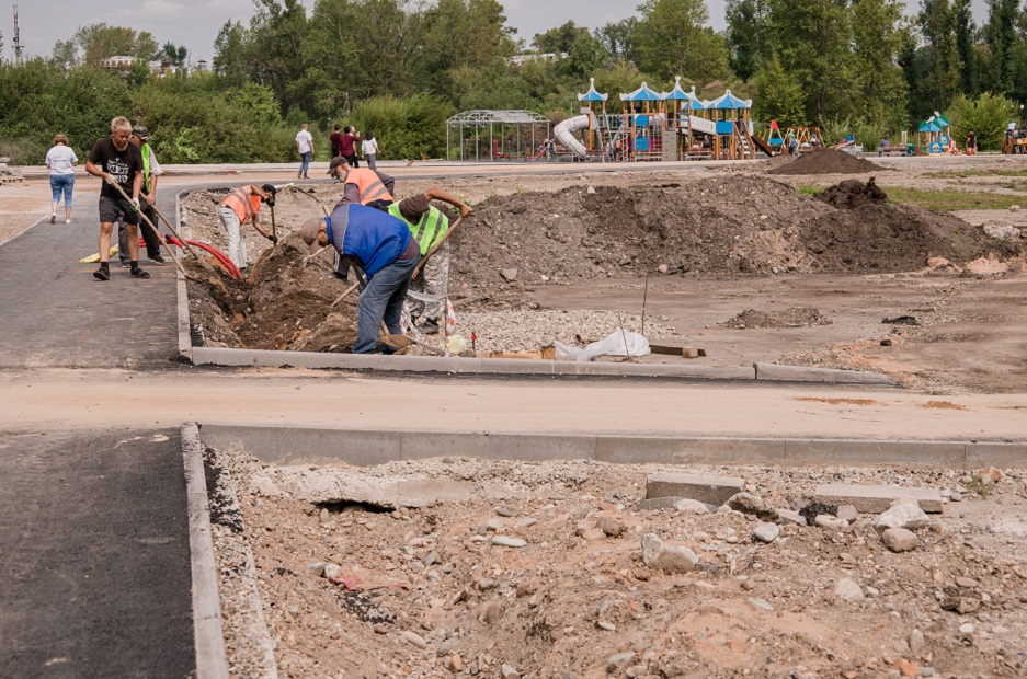 Рабочие обустраивают пешеходные тропинки, проводят освещение, устанавливают малые архитектурные формы