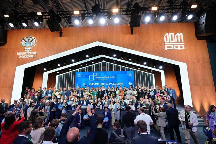 Церемония награждения победителей. Фото из телеграм-канала правительства Иркутской области