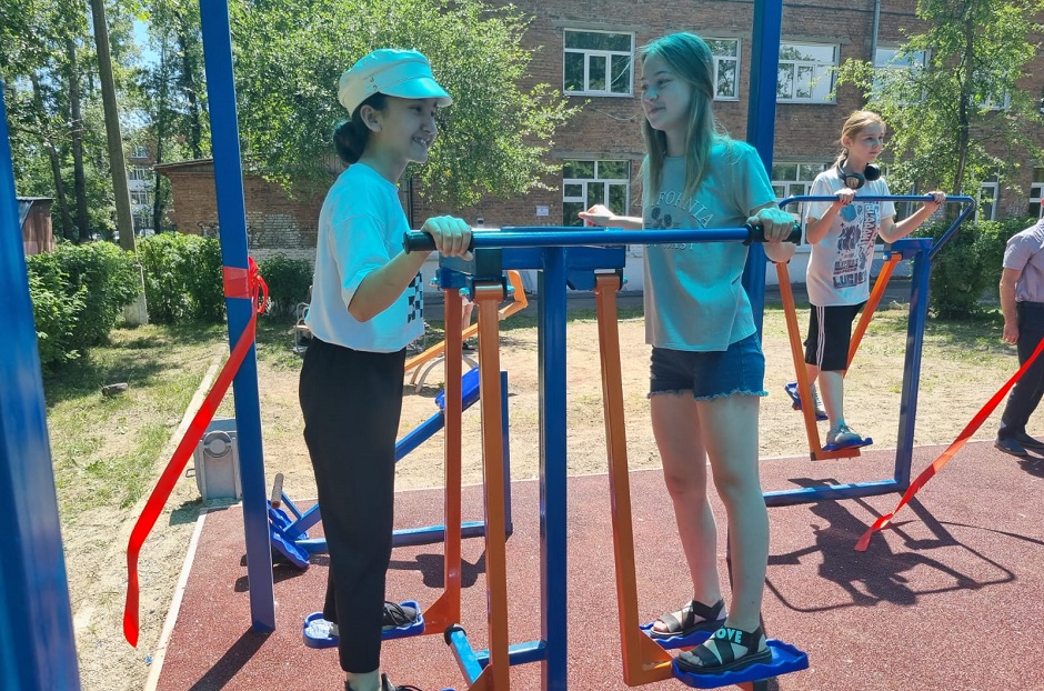 Дети с удовольствием работают на снарядах