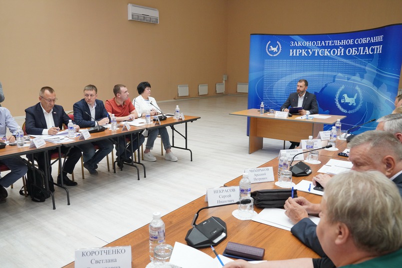 Спикер Александр Ведерников провел в Усть-Илимске совещание по теме аэропортов области