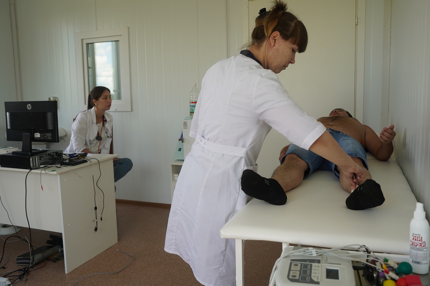 Кардиолог Кристина Байсеитова и медсестра ЭКГ Юлия Курицына