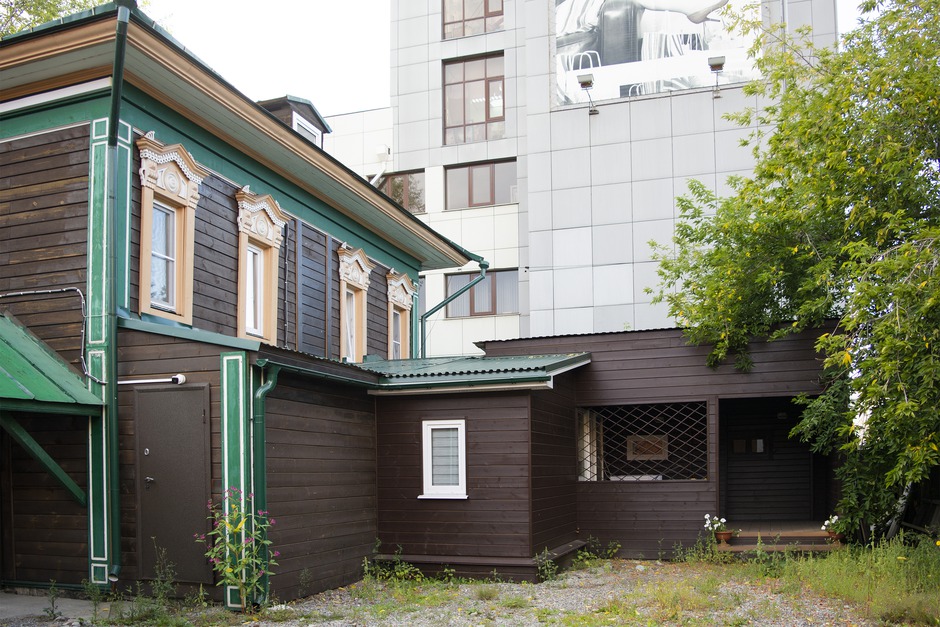 В 1894 году к нему присоединили деревянный одноэтажный пристрой.