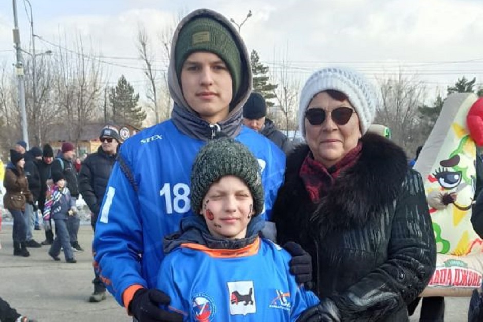 Бабушка Жени и Арсения Татьяна Алексеевна часто выезжала на соревнования внуков в другие города