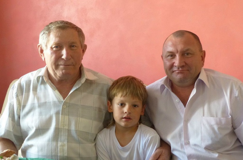 Маленький Женя с дедушкой и папой