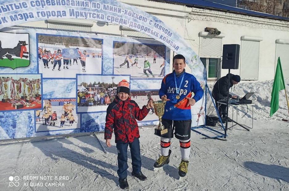Хоккеем с мячом Женя и Арсений занялись во дворе