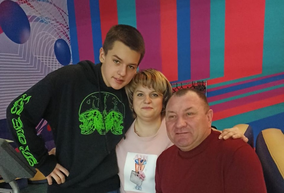 Женя с родителями. Папа хоккеиста  Михаил Валерьевич  работает в Иркутской нефтяной компании, а мама - в «ЕвроСибЭнерго-Гидрогенерация»