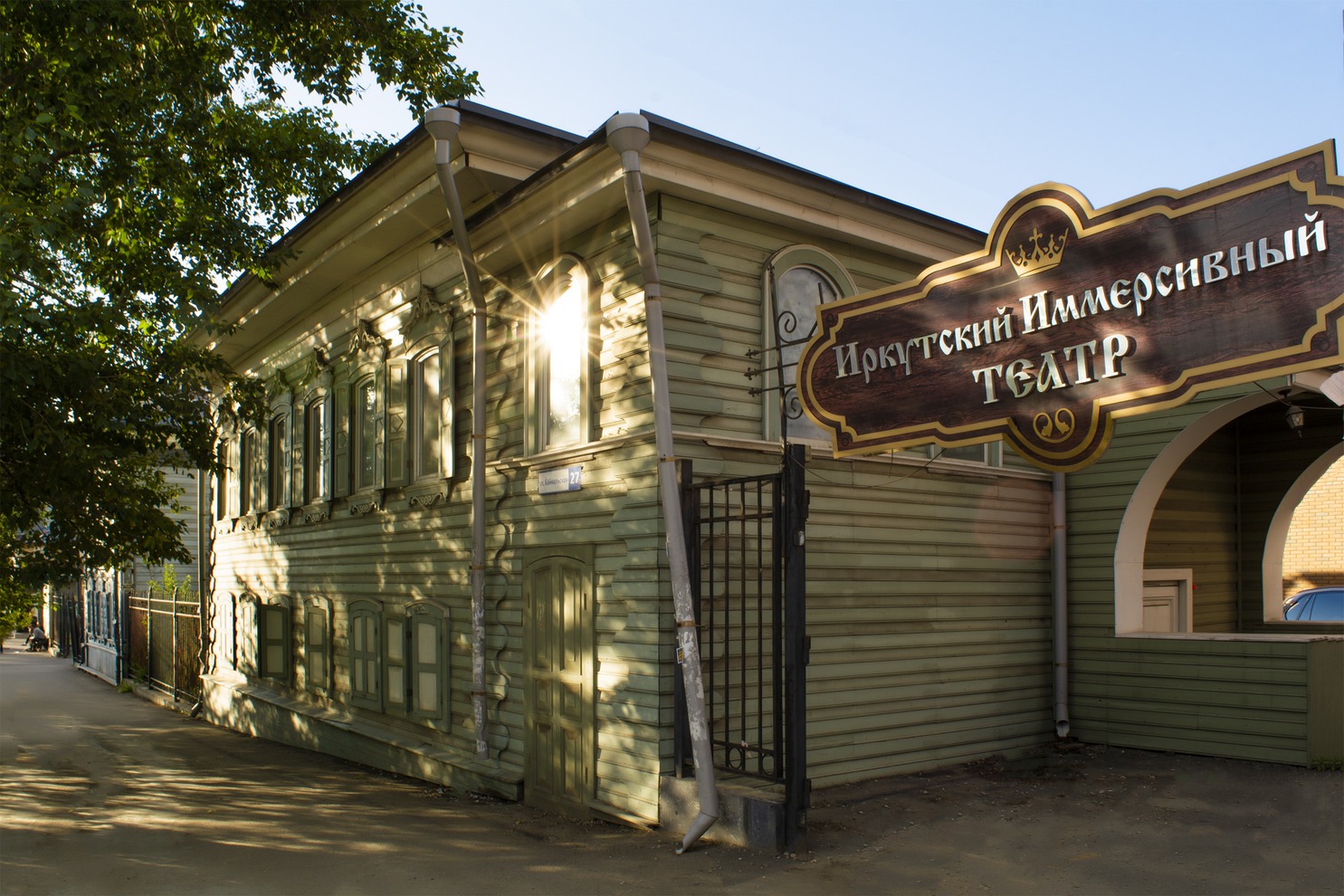 Дом построили во второй половине 19-го века. С 1909 года в нём жили хозяева, которые унаследовали усадьбу от мещанина Михаила Васильевича Суворова.