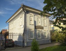 Дом изначально принадлежал купцу второй гильдии Алексею Викторовичу Демидову. Его построили во второй половине 19-го века по проекту 1881 года.