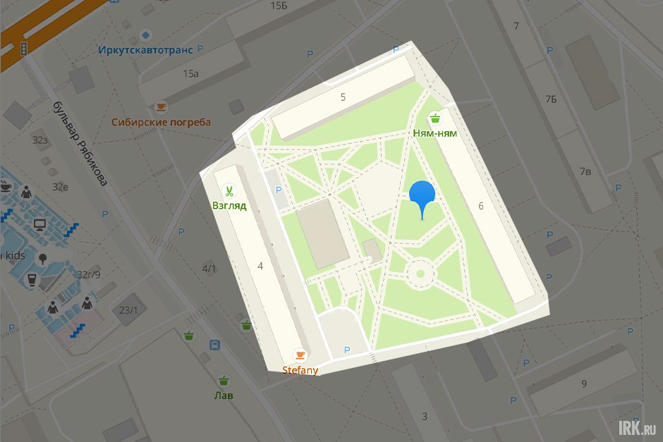 Сквер срасположен во дворе домов №4,5,6 на бульваре Рябикова