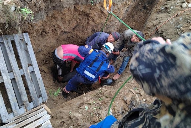 Рабочего засыпало грунтом при проведении земляных работ в Маркова ...