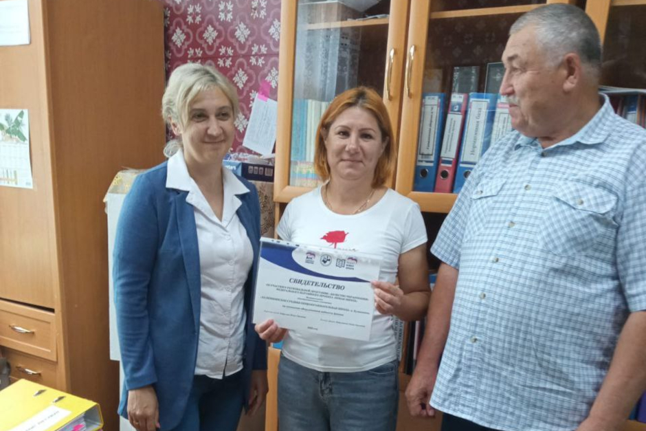 Наталья Дикусарова посетила школу в деревне Булюшкина Тулунского района, которая получит оборудование и все необходимое для оснащения кабинета физики. Фото из Telegram-канала Натальи Дикусаровой