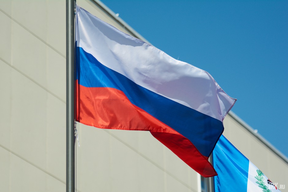 Торжественные линейки в этом году начались с поднятия флага и исполнения гимна Российской Федерации.