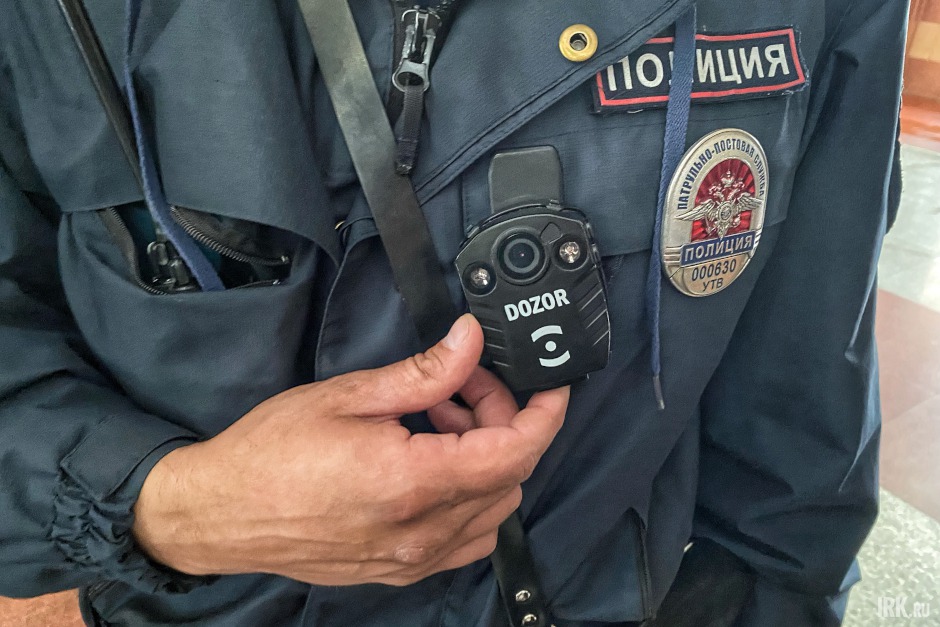 При себе у Михаила и Дениса — наручники, оружие, резиновая палка и видеорегистратор «Дозор»