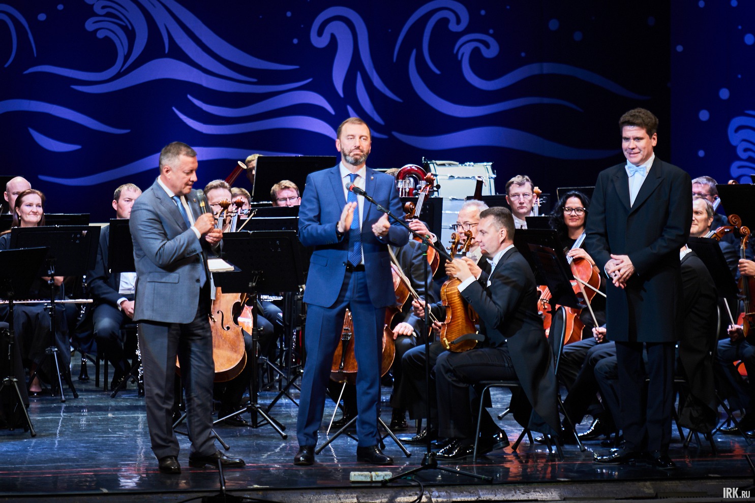 Участников и зрителей фестиваля с открытием поздравили губернатор Иркутской области Игорь Кобзев и​ председатель​ Законодательного собрания Иркутской области Александр Ведерников.​